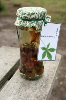 Billede af et glas med nødder eller frø i olie