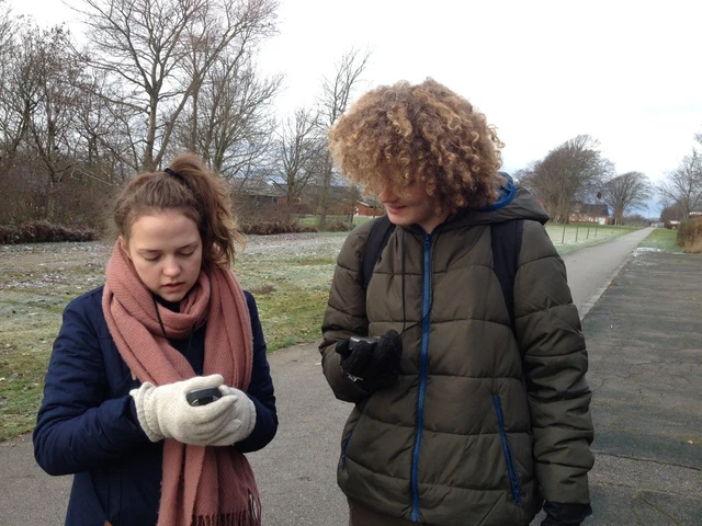 Billede af to unge på GPS jagt