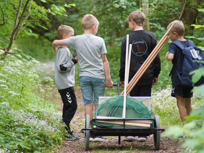 Billede af fire drenge med en vogn med fiskegrej