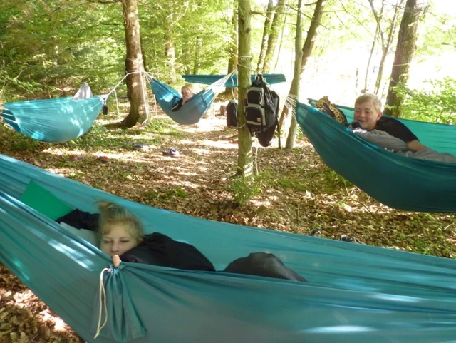 Billede af piger der sover i hængekøje