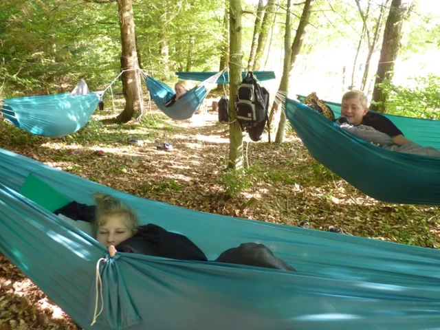 Billede af piger der sover i hængekøje