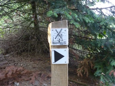 Billede af skilt med pil, der angiver vejen mod Vindblæs mølle