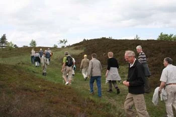 Billede af en gruppe mennesker der vandre på de Himmerlandske heder