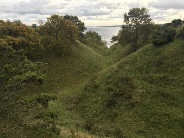 Billede af udsigten ud mod fjorden, gennem en kløft