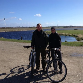 illede af to der er på cykleltur rundt om Vildsted sø