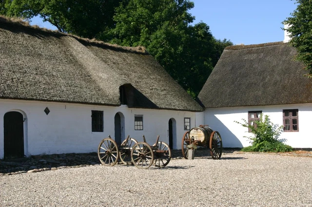 Billede af gårdspladsen på herregården Hessel