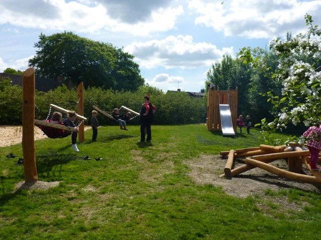 Billede af børn der ligger i hængekøjerne i Naturrummet i Vognsild