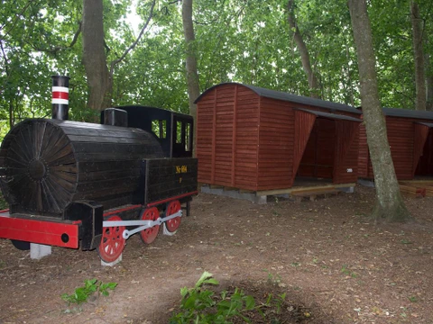 Shelters i Østrup lavet som et gammelt lokomotiv