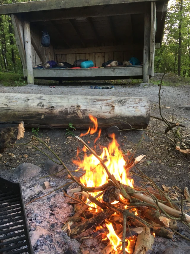 Billede af bål foran shelter