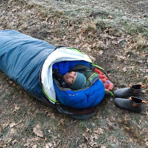 Billede af naturvejleder Karin, der ligger i Bivibag
