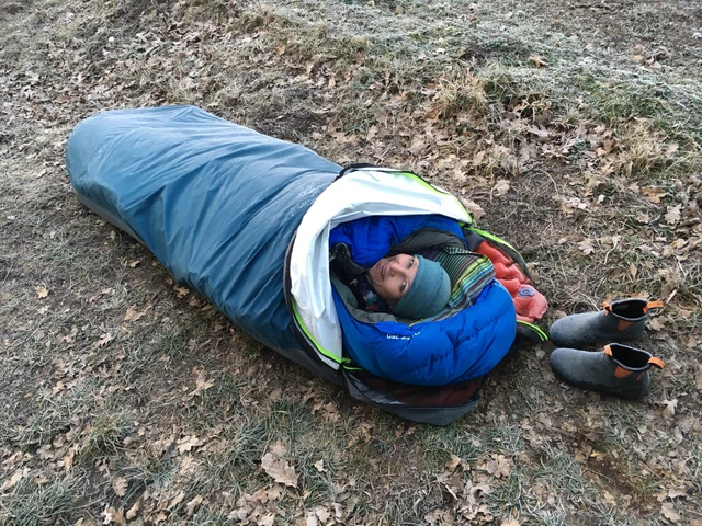 Billede af naturvejleder Karin, der ligger i Bivibag