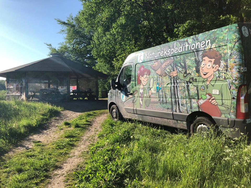 Billede af Naturbussen parkeret i Uhrehøje Plantage