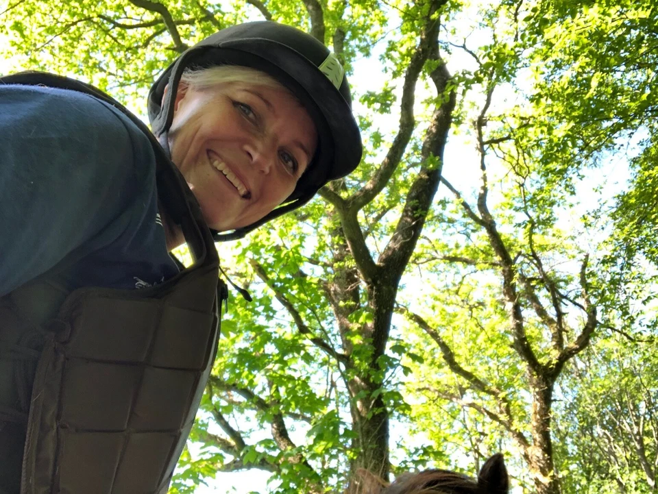 Billede af Karin på ryggen af en hest