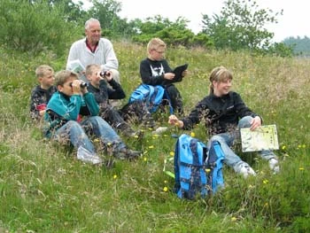 Børn og voksne hygger i naturen
