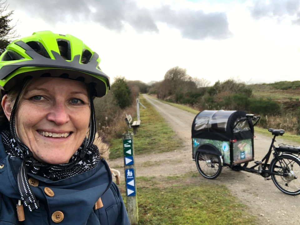 Billede af Karin der står ved en Christiania cykel