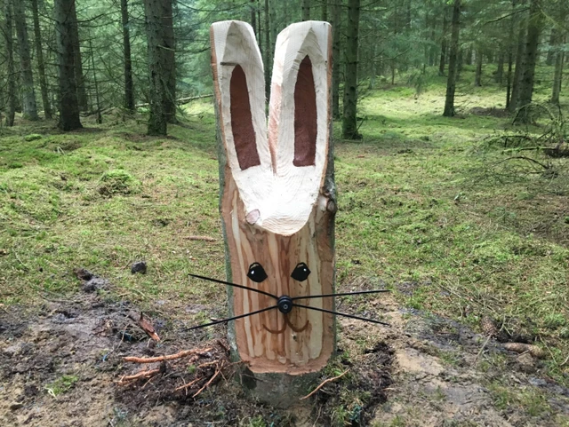 En flot hare lavet af træ, der står i Uhrehøje Plantage