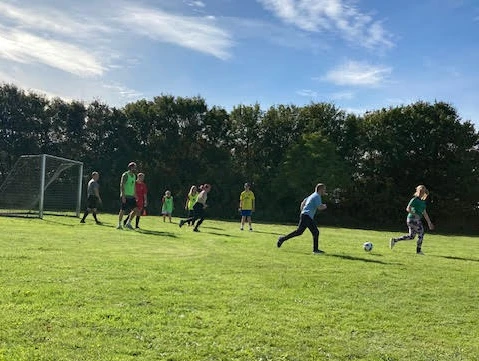 Idrætsforening igang igen. Til vores første gang spillede vi fodbold. 15 var mødt op for at træne med og der var tilskuer der var mødt op for at nyde træningen ude fra sidelinjen.