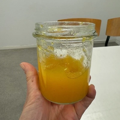Billede af et glas havtornmarmelade