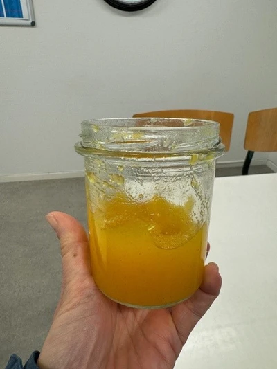 Billede af et glas havtornmarmelade