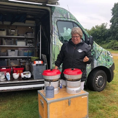 Anette foran bussen med trangia