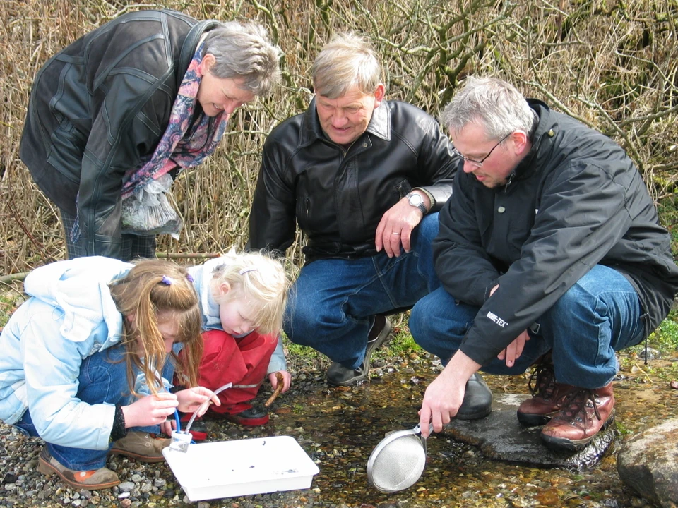 Familie undersøger krible krable i naturen med Naturekspeditionen