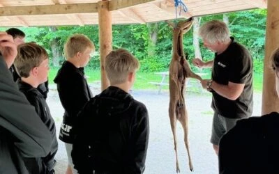 Vildtkonsulent Ivar Høst brækker et dyr.jpg