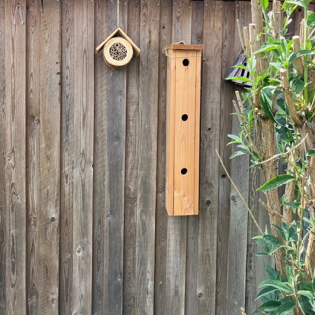 En fuglekasse / redekasse i tre plan samt et insekthotel