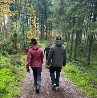 To mennesker vandrer i skov i Vesthimmerland