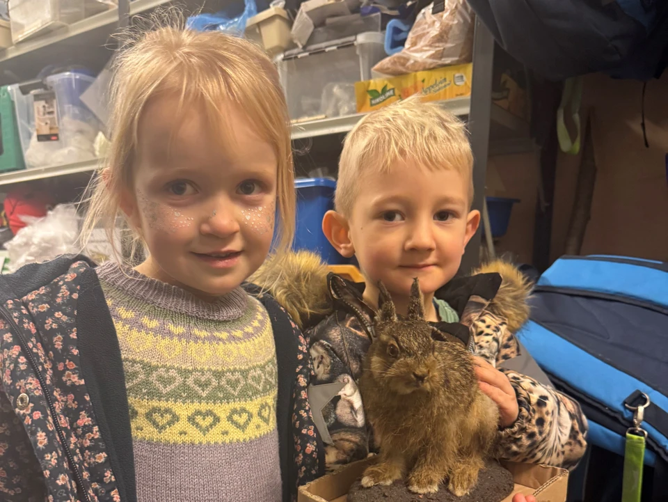 Mille og Oliver står med harekillingen Rasmus