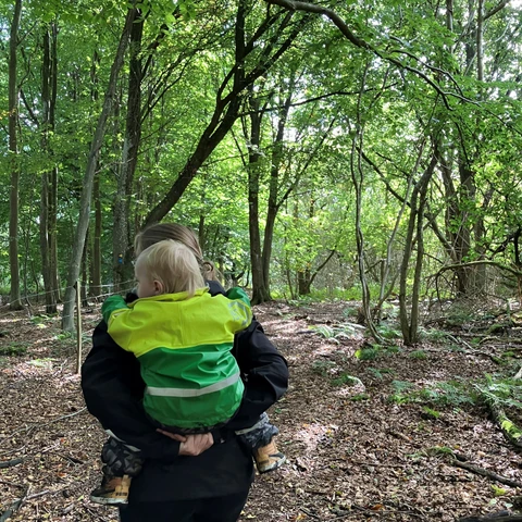 Mor og barn på tur i Aars Skov