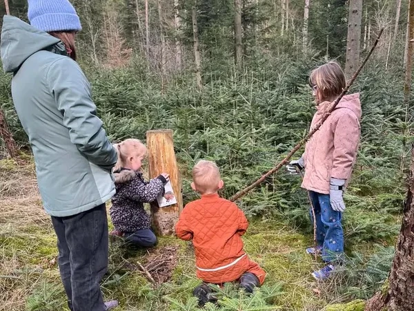 En flok børn følger hareruten i Uhrehøje Plantage