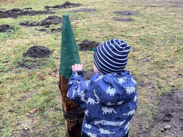 Barn på nissejagt i Aars Skov