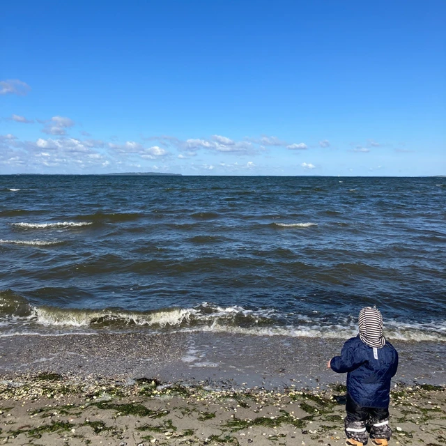 Et lille barn ved stranden ved Trend
