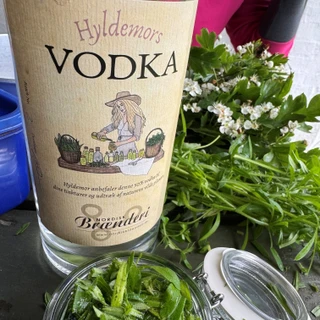 Hyldemors vodka og indsamlede urter
