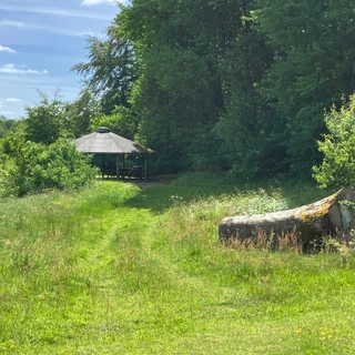 Vejen op til bålhytte og shelters på naturbasen i Uhrehøje Plantage