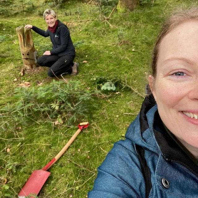 Danni og Karin arbejder i Uhrehøje Plantage