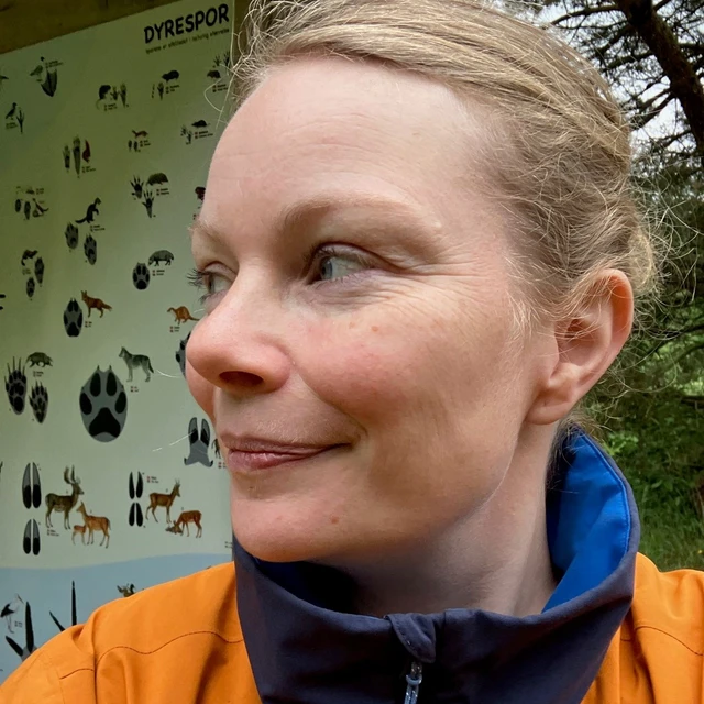 Danni Skou Svennesen foran skilt i Uhrehøje Plantage