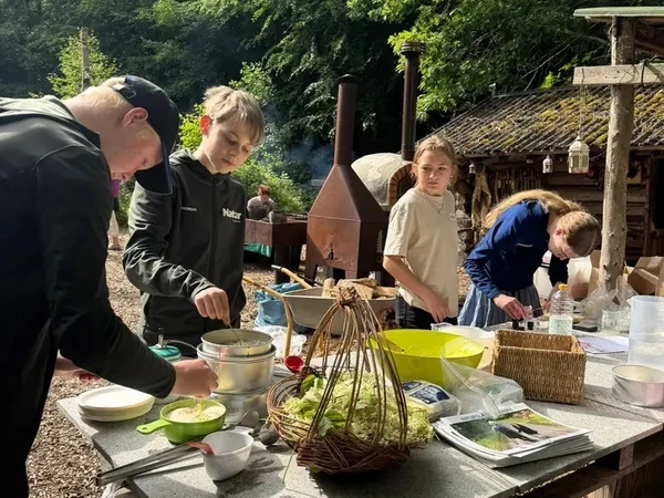 NaturTalenter laver mad i skoven