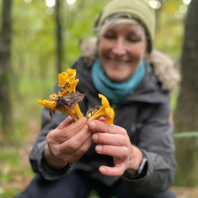 Karin holder en svamp (kantarel)