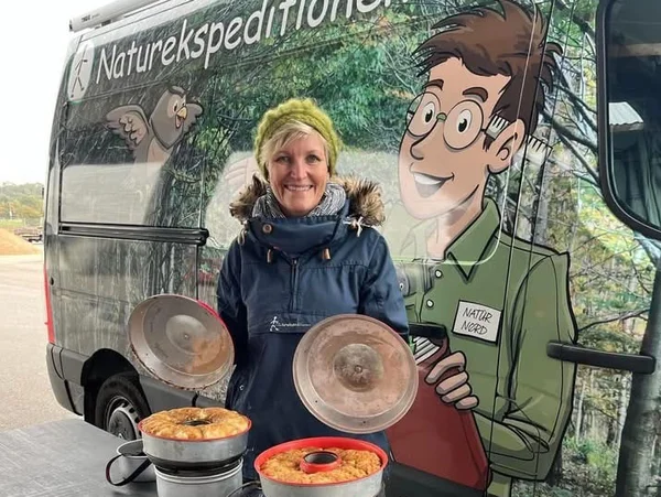 Karin bager brunsvigere foran bussen