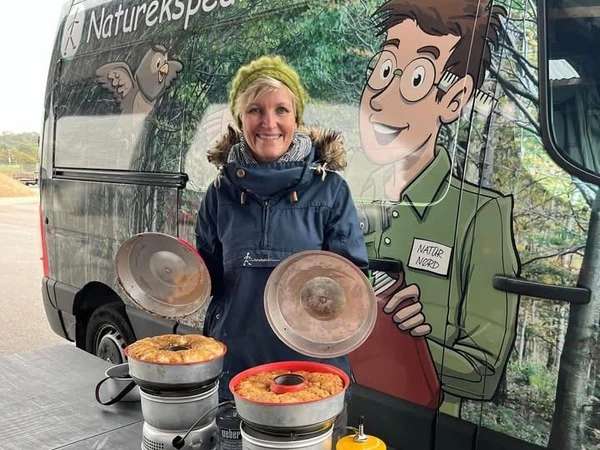Karin bager brunsvigere foran bussen