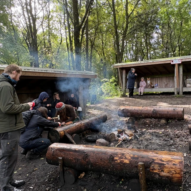Mennesker ved shelterne på naturbasen i Uhrehøje Plantage