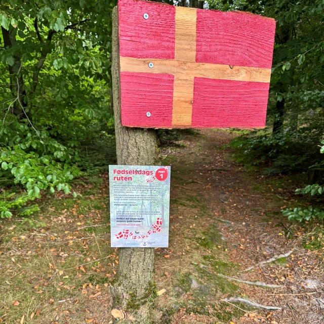 Fødselsdagsflag lavet af træ markerer starten på fødselsdagsruten