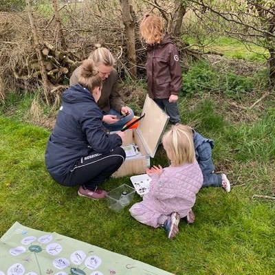 En familie følger overvandsstien ved Limfjorden i Hvalpsund - en børnevenlig aktivitet i naturen