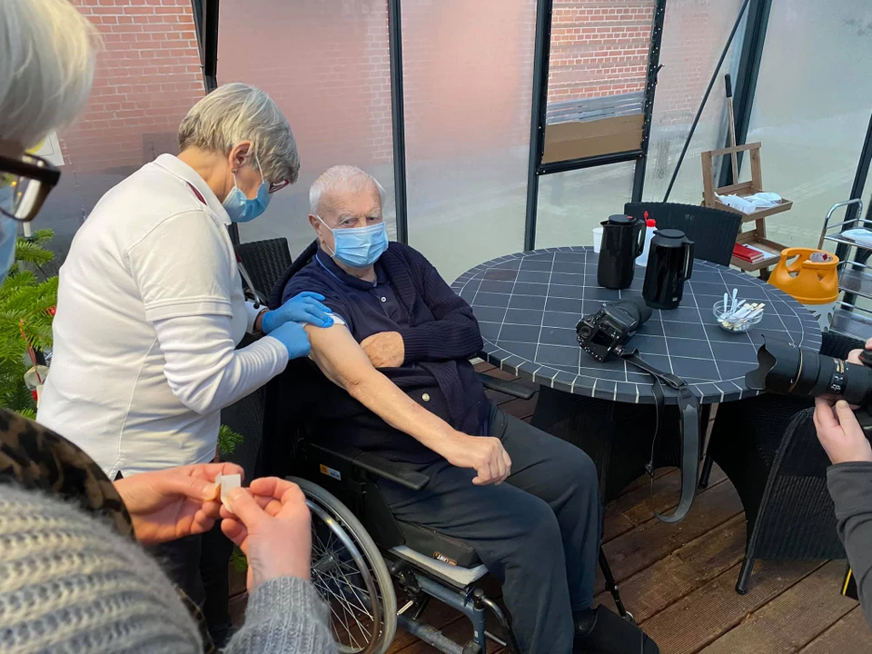 Paul får Covid-19 vaccination
